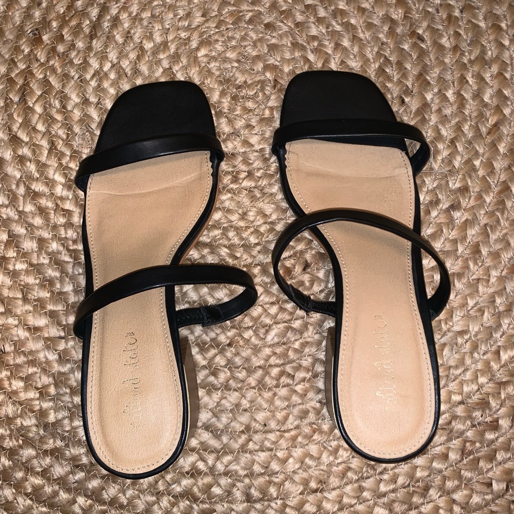 Women's 6 1/2 | black | low heel | very comfy and classy
